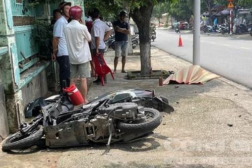 Bình Dương: Xe máy tông cột đèn lúc giữa trưa, nam công nhân tử vong