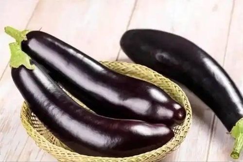 Vì sao nên ngâm cà tím trước khi chế biến?