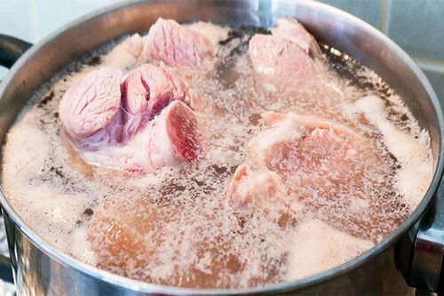 Nên chần xương bằng nước sôi hay nước lạnh?