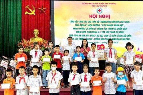 Hội Chữ thập đỏ huyện Đan Phượng hỗ trợ cho 886 lượt thầy cô và học sinh khó khăn