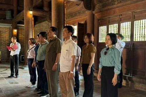 Đoàn đại biểu thành phố Hà Nội dâng hương tại Đền thờ gia tiên Chủ tịch Hồ Chí Minh, tỉnh Nghệ An