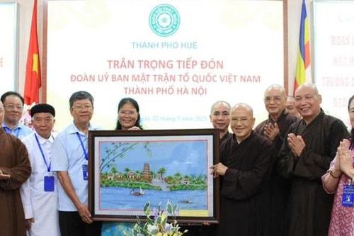 Đoàn đại biểu Mặt trận Tổ quốc Việt Nam TP Hà Nội thăm các tổ chức tôn giáo tại Huế
