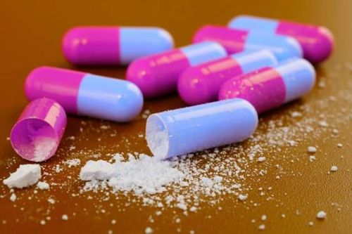 Rắc bột kháng sinh lên vết bỏng, nguy cơ sốc phản vệ có thể gây tử vong