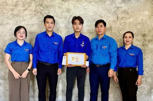 Trao huy hiệu 'Tuổi trẻ dũng cảm' cho thanh niên lao ra biển cứu người rồi lặng lẽ rời đi