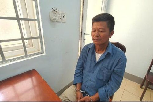 U70 ném ly thủy tinh vào mặt bạn nhậu ở Đắk Lắk rồi bỏ trốn sang Camphuchia