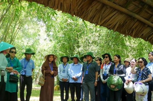 Đoàn đại biểu Mặt trận Tổ quốc TP Hà Nội thăm Địa đạo Vịnh Mốc