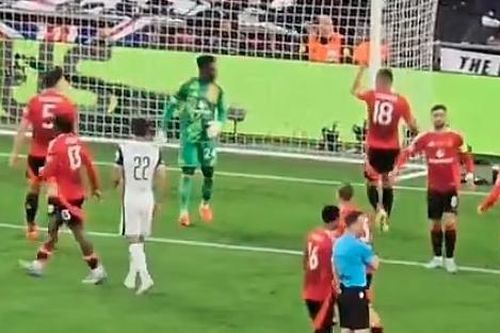 Casemiro to tiếng với Onana