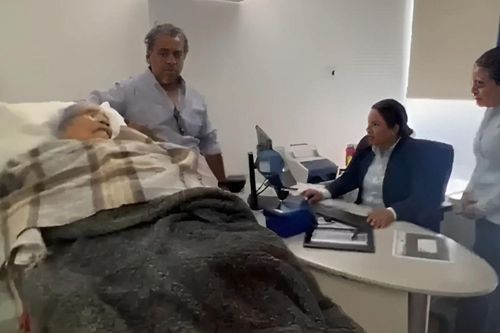 Cụ bà 96 tuổi phải nằm cáng đến ngân hàng Mexico mở lại tài khoản
