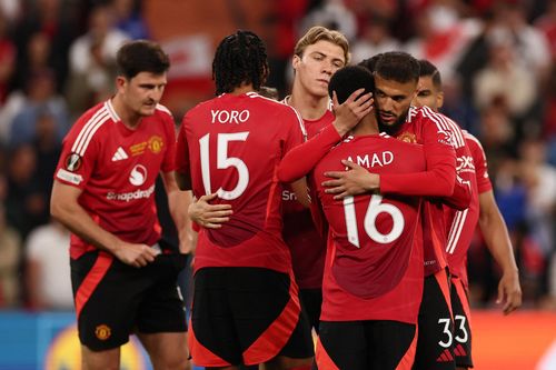 Cầu thủ Man United xin lỗi