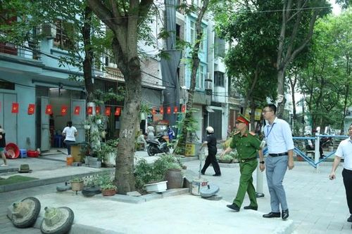Ra quân xử lý trật tự đô thị tại phường Cầu Diễn sau phản ánh của Báo Kinh tế & Đô thị