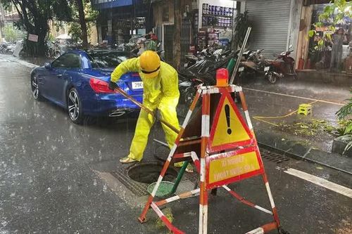 Hà Nội đón trận mưa lớn, lực lượng thoát nước ứng trực tại các 'điểm nóng'