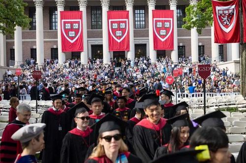 Harvard bị cắt quyền bảo trợ thị thực, 7.000 sinh viên quốc tế có thể bị trục xuất