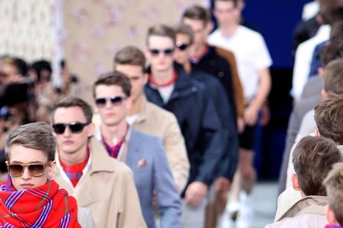 Louis Vuitton đưa thời trang cao cấp đến với di sản nước Pháp