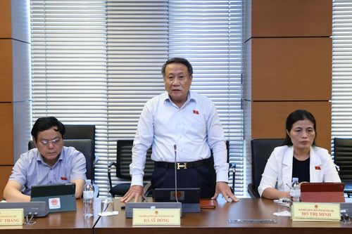 'Giá vàng biến động khó lường, có người lỗ hàng trăm triệu đồng chỉ trong vài ngày'