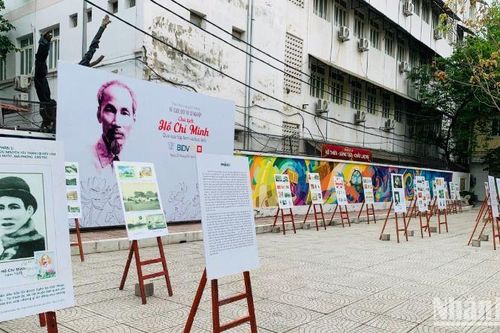 Tìm hiểu về cuộc đời, sự nghiệp của Chủ tịch Hồ Chí Minh thông qua tem, bưu ảnh
