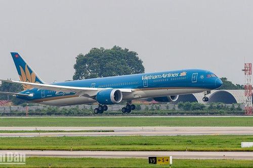Mưa dông lớn tại sân bay Nội Bài, 2 chuyến bay phải chuyển hướng