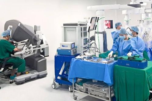 Robot hỗ trợ bác sĩ phẫu thuật khối u thận phức tạp