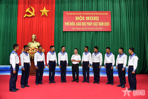 Vùng 5 Hải quân: Phổ biến, giáo dục pháp luật cho cán bộ, chiến sĩ