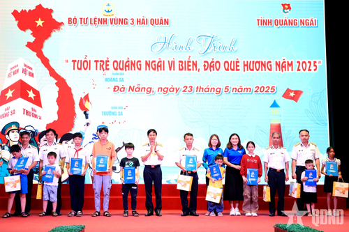 Chương trình 'Tuổi trẻ Quảng Ngãi vì biển, đảo quê hương' tại Vùng 3 Hải quân