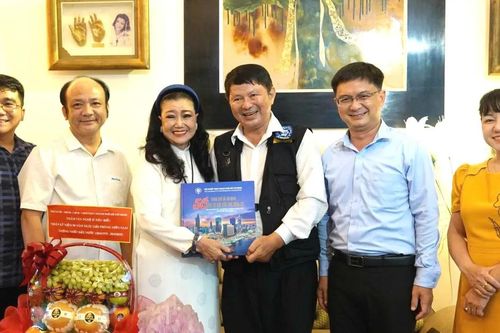 Thành ủy TPHCM thăm và tặng quà văn nghệ sĩ tiêu biểu