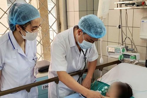 Ngã vào xô nước thải điều hòa, bé gái suýt mất mạng