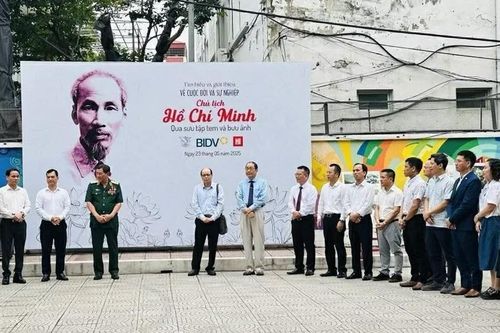 Hành trình và sự nghiệp vĩ đại của Chủ tịch Hồ Chí Minh qua những con tem, bưu ảnh