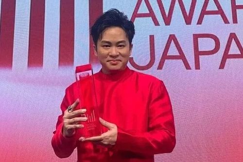 Ca sĩ Tùng Dương diện áo dài Việt Nam nhận giải thưởng âm nhạc tại Nhật Bản