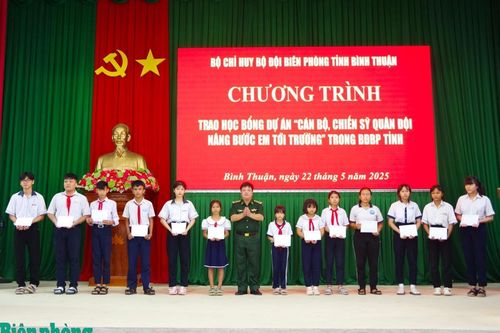 BĐBP Bình Thuận: Trao học bổng Dự án 'Cán bộ, chiến sỹ quân đội nâng bước em tới trường'