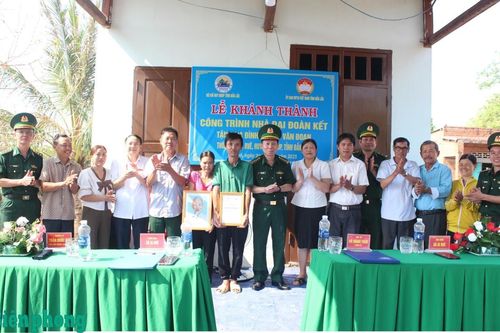 Trao tặng nhà, khám bệnh, cấp thuốc miễn phí cho người dân khu vực biên giới