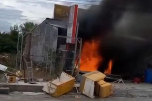 Cháy lớn kho chứa bia, nước ngọt
