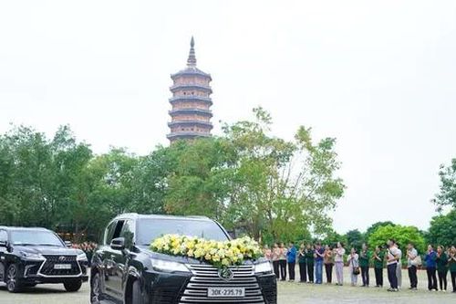 Hàng nghìn người cung tiễn xá lợi Phật từ chùa Bái Đính về chùa Phúc Sơn (Bắc Giang)