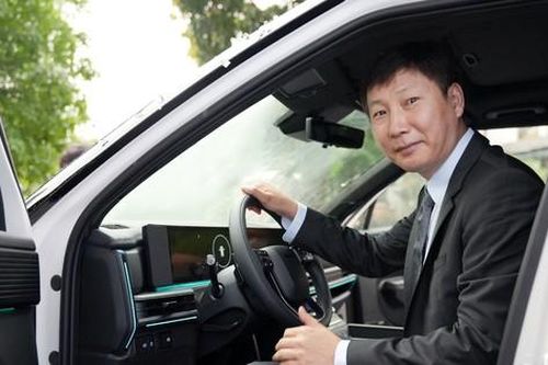 HLV trưởng ĐT Việt Nam được tặng SUV Hyundai Santa Fe