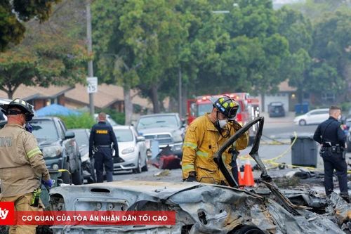 Máy bay rơi xuống khu dân cư ở Mỹ, nhiều người thương vong