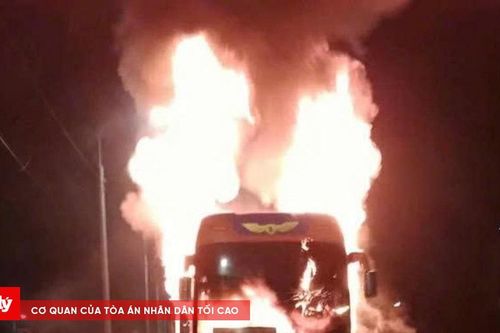 Xe khách bất ngờ bốc cháy dữ dội, hơn 30 hành khách may mắn thoát nạn
