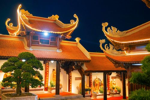 Ngôi chùa gần 400 tuổi ở Bắc Giang lung linh ngày rước xá lợi Phật