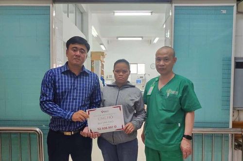 Trao hơn 52 triệu đồng của bạn đọc ủng hộ gia đình em Bùi Văn Đạo