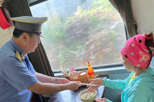 Người phụ nữ Hà Nội trốn vé và hành động bất ngờ của trưởng tàu