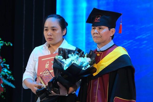 Chị gái bật khóc lên nhận bằng tốt nghiệp thay em đã mất