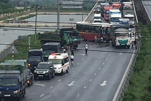 3 ô tô tông liên hoàn trên cao tốc Cao Bồ - Mai Sơn