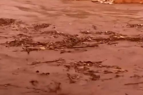 Clip ghi lại phút nước lũ dâng nhanh chóng mặt khiến nhiều người thót tim