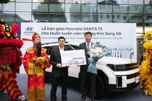 HLV đội tuyển Việt Nam được tặng xe Santa Fe