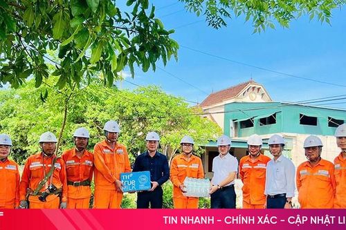Lãnh đạo Điện lực Hà Tĩnh động viên người lao động làm việc giữa nắng nóng