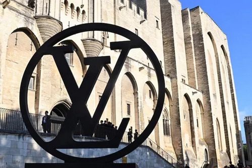 Louis Vuitton đưa thời trang cao cấp đến với di sản nước Pháp
