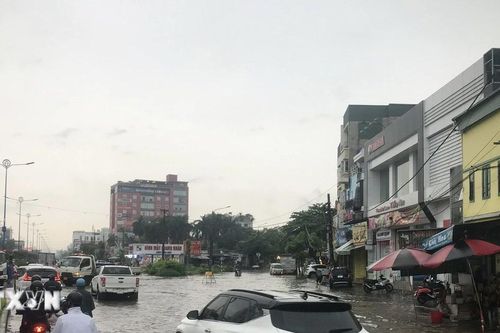 Hải Dương: Nhiều tuyến phố ngập nặng sau cơn mưa to, gây khó khăn về giao thông