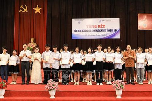 Trang bị kiến thức về ngôn ngữ, văn hóa cho 40 học sinh dân tộc thiểu số tham gia trại hè tại Nga