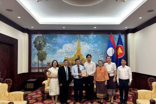 Trao tặng bộ sách học tiếng Việt tới Đại sứ quán Lào tại Việt Nam