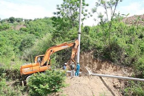 Vượt núi, băng rừng, quyết tâm kéo điện về huyện miền núi Kỳ Sơn