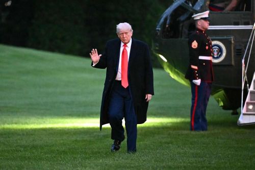 Giới đầu tư tiền ảo đổ xô về sân golf của ông Trump tham dự bữa tối meme coin 148 triệu USD