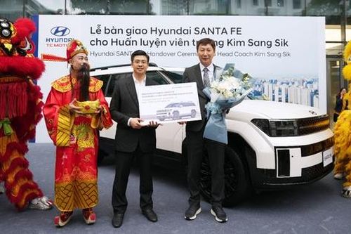 HLV Kim Sang-sik được tặng xe Hyundai Santa Fe