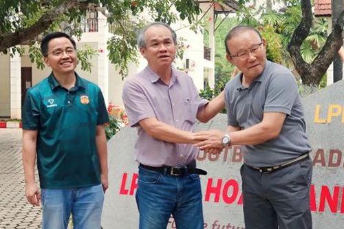 Nghĩa tình HLV Park Hang Seo dành cho bầu Đức